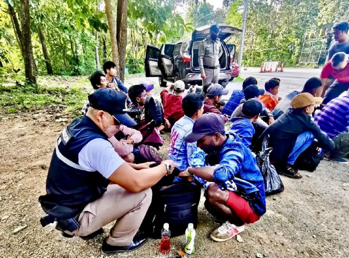 ตม.กาญจนบุรี จับ 53 แรงงานเถื่อนนับถือฮินดู อัดในกระบะ หวังข้ามไปมาเลเซีย