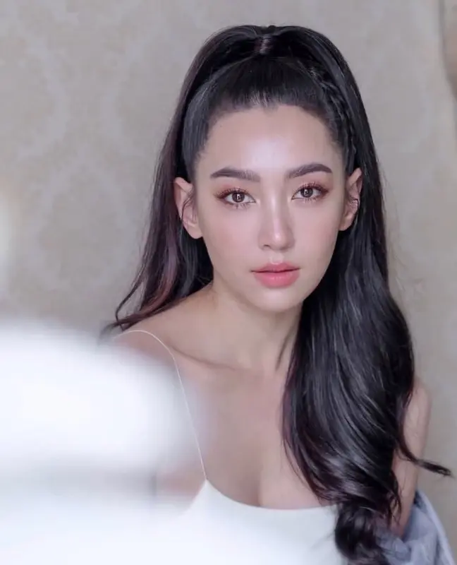 เบลล่า ราณี ซุ่มเงียบบริจาคเงินแสน สร้างสนามฟุตซอลให้โรงเรียนในตจว.