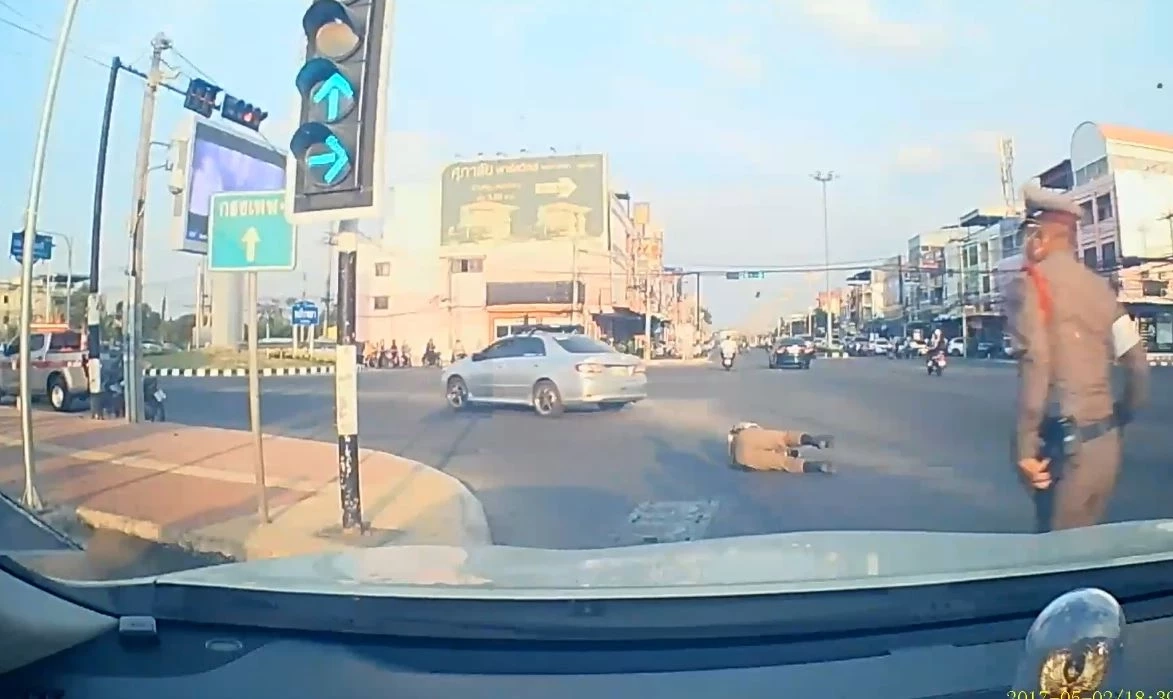 หนุ่มเมาซิ่งฝ่าวงล้อม ชนตำรวจล้มกลิ้ง กลางแยกไฟแดง (มีคลิป)