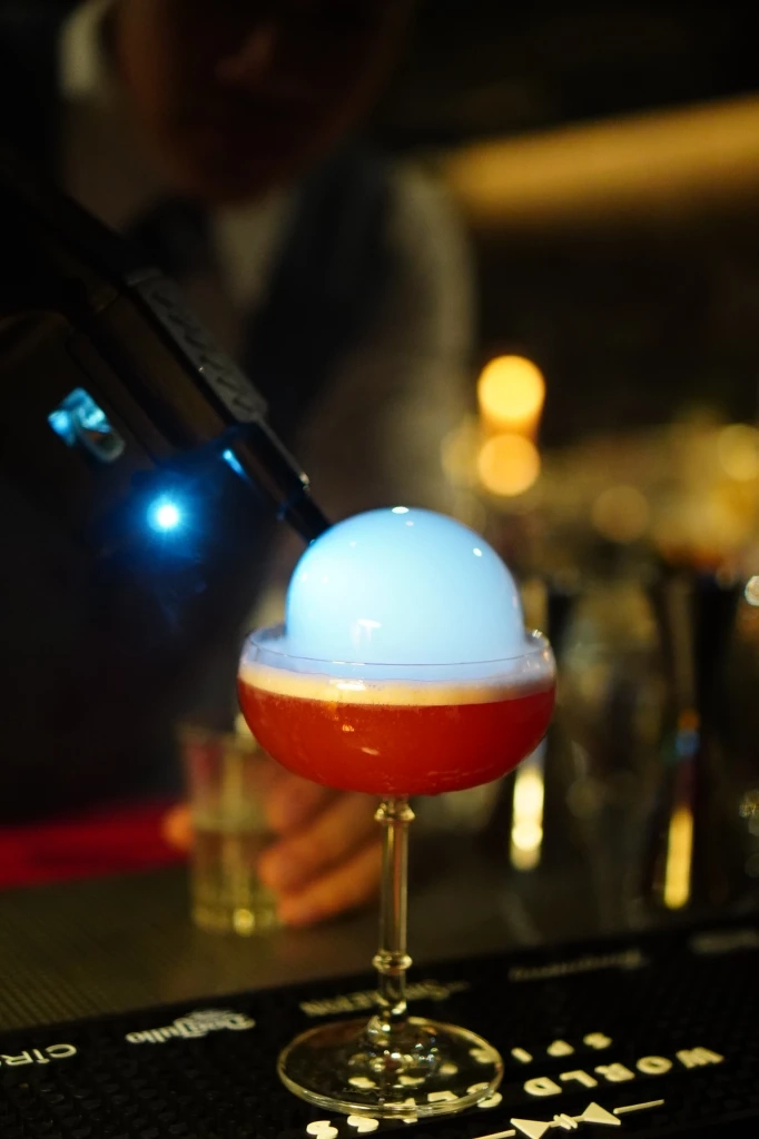 เสน่ห์ยวนใจกลางทองหล่อ "The Cardroom" คลับสมาคมลับของผู้รักไพ่