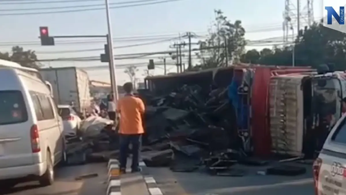 รถบรรทุก 10 ล้อ เสียหลักหลุดโค้งพลิกคว่ำขวางถนน บาดเจ็บ 2 ราย