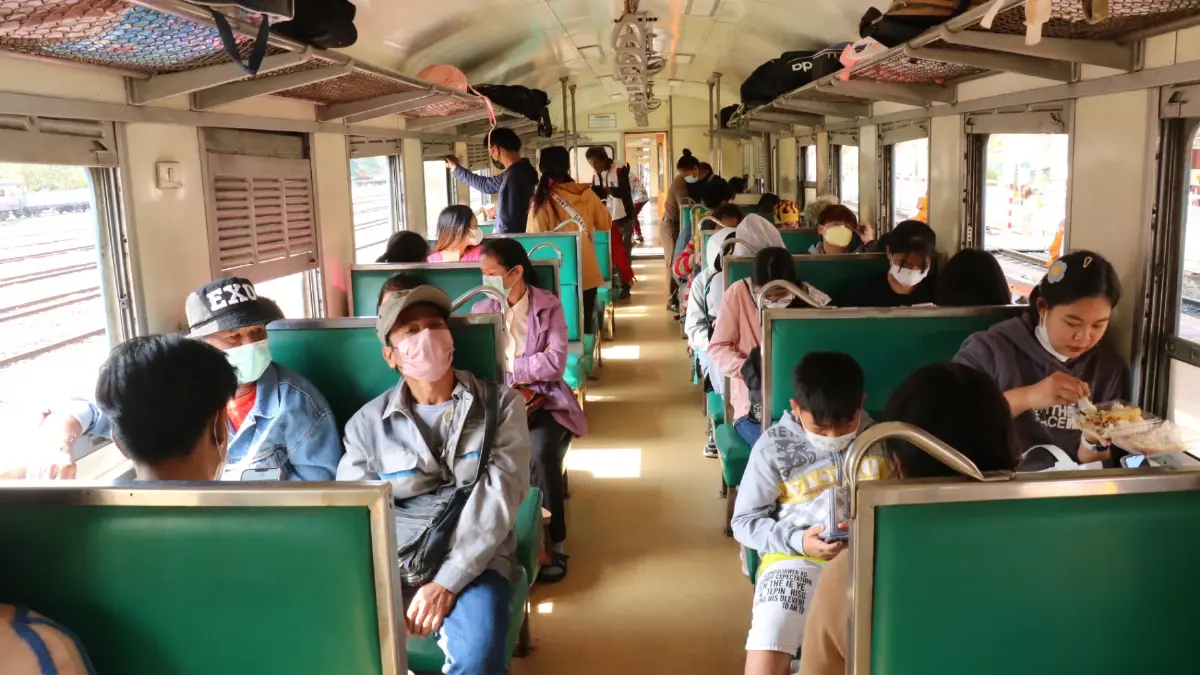 ขบวนรถไฟสถานีโคราชแน่น ปชช.แห่กลับภูมิลำเนา ฉลองปีใหม่ 2566
