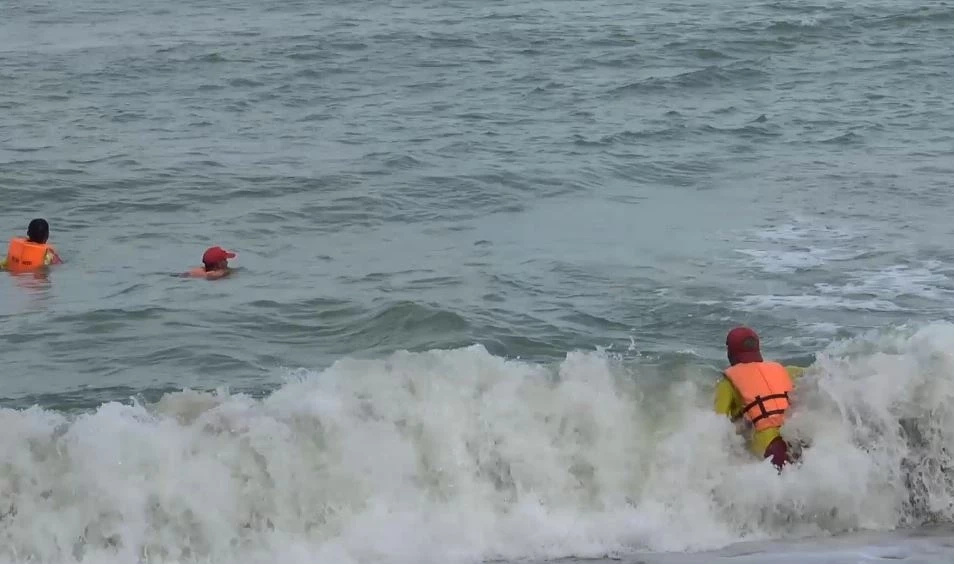 หนูน้อย 10 ขวบ ลงเล่นน้ำทะเล ถูกคลื่นซัดจมหาย ไลฟ์การ์ดลงช่วยค้นหาหมดแรงดับ