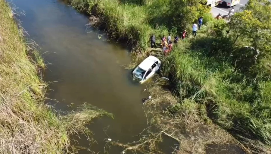 สลด! หนุ่มโรงงานขับเก๋งกลับบ้าน ถูกชนท้ายรถเสียหลักพุ่งตกลงบ่อน้ำดับคารถ