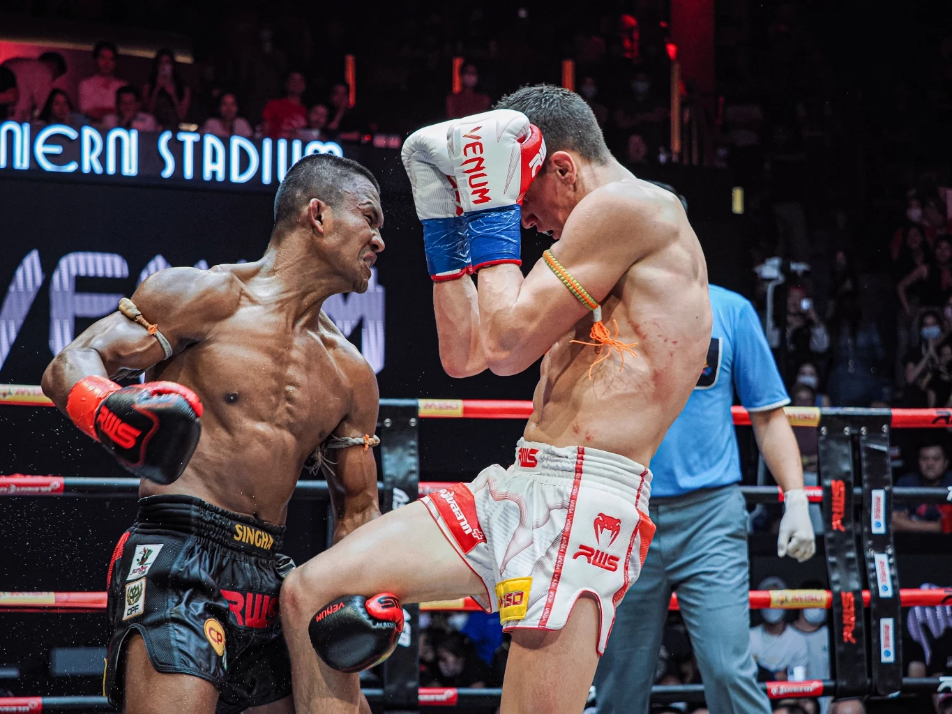 บัวขาว ปะทะ เยฟิเมนโก้