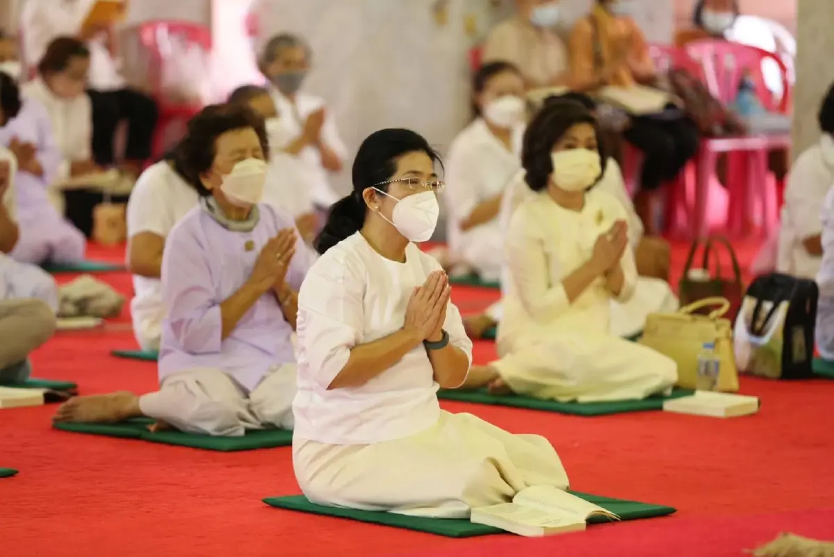 "คุณหญิงสุดารัตน์" นำสวดเจริญพระพุทธมนต์ ถวาย "พระองค์ภาฯ"