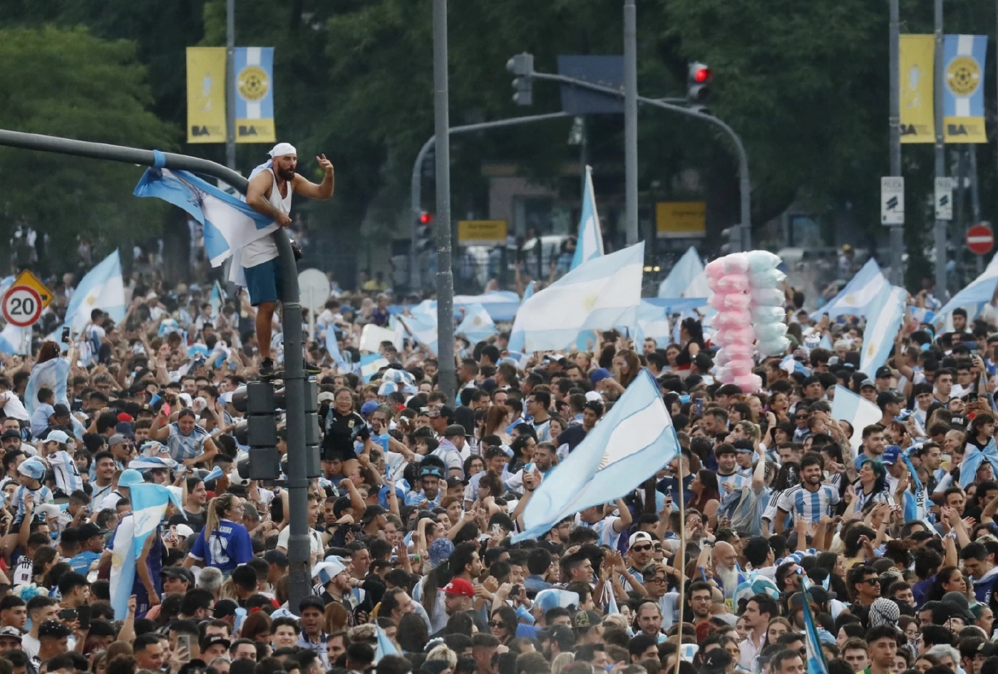ประมวลภาพแฟนบอลเรือนแสนฉลองชัยสุดเหวี่ยง หลัง "ฟ้าขาว"เข้าชิงบอลโลก