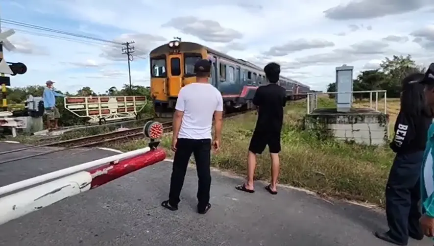 สยอง หนุ่มใหญ่ขี่ จยย. ฝ่าทางกั้นรถไฟร้อยศพ ถูกรถไฟพุ่งชนดับ