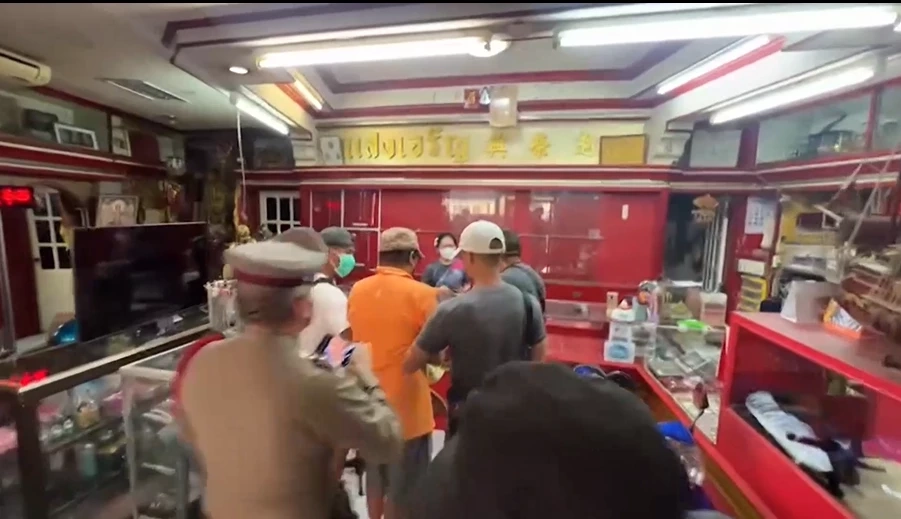 จับแล้ว โจรชิงทองร้านกลางตลาดแม่กลอง สุดเหิมแค่สองวันก่อเหตุซ้ำ (มีคลิป)