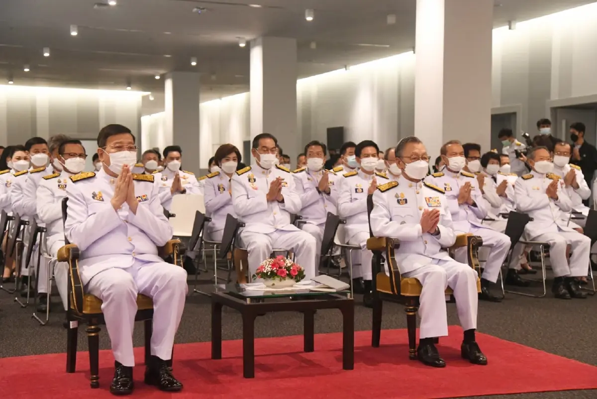 ประธานสภาผู้แทนราษฎร นำสมาชิกรัฐสภา วางพานพุ่ม “วันรัฐธรรมนูญ”