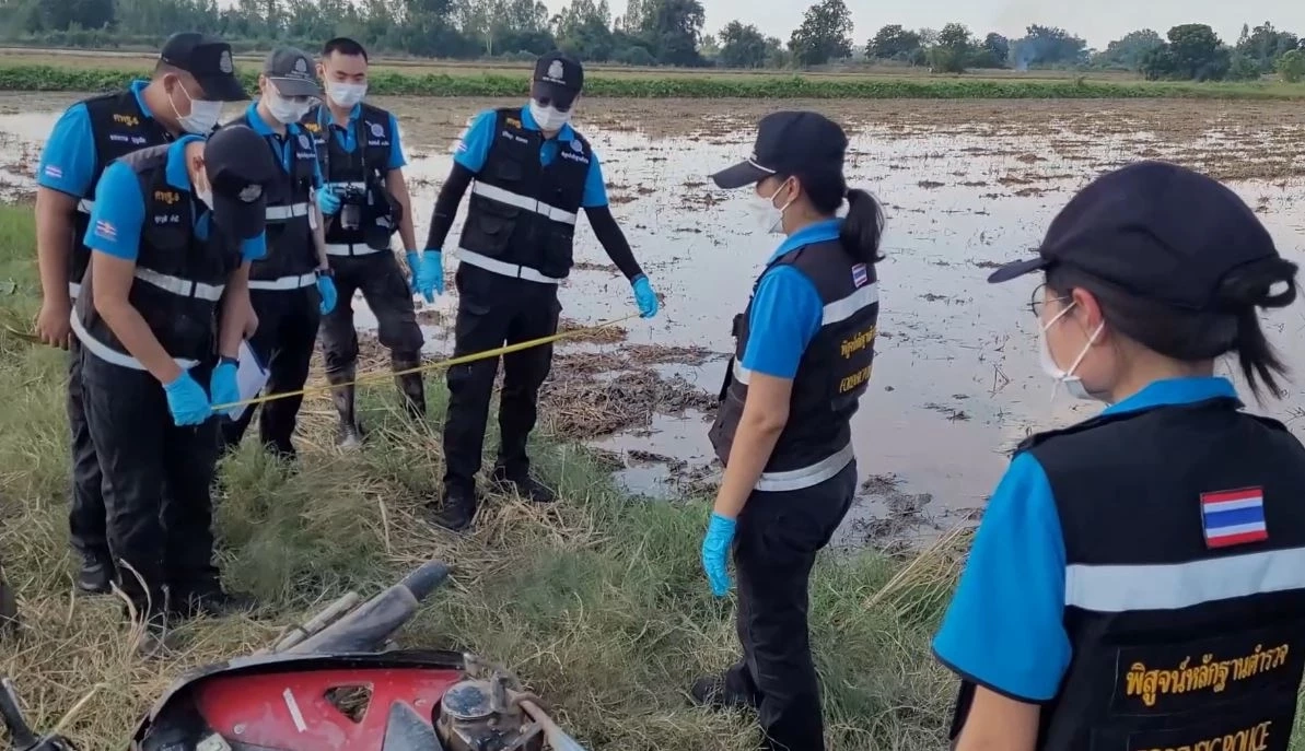 น้าโหด! ใช้มีดฟันหลานดับกลางทุ่งนา ไหว้ขอชีวิตยังไม่หยุด จับกดหัวปักเลน