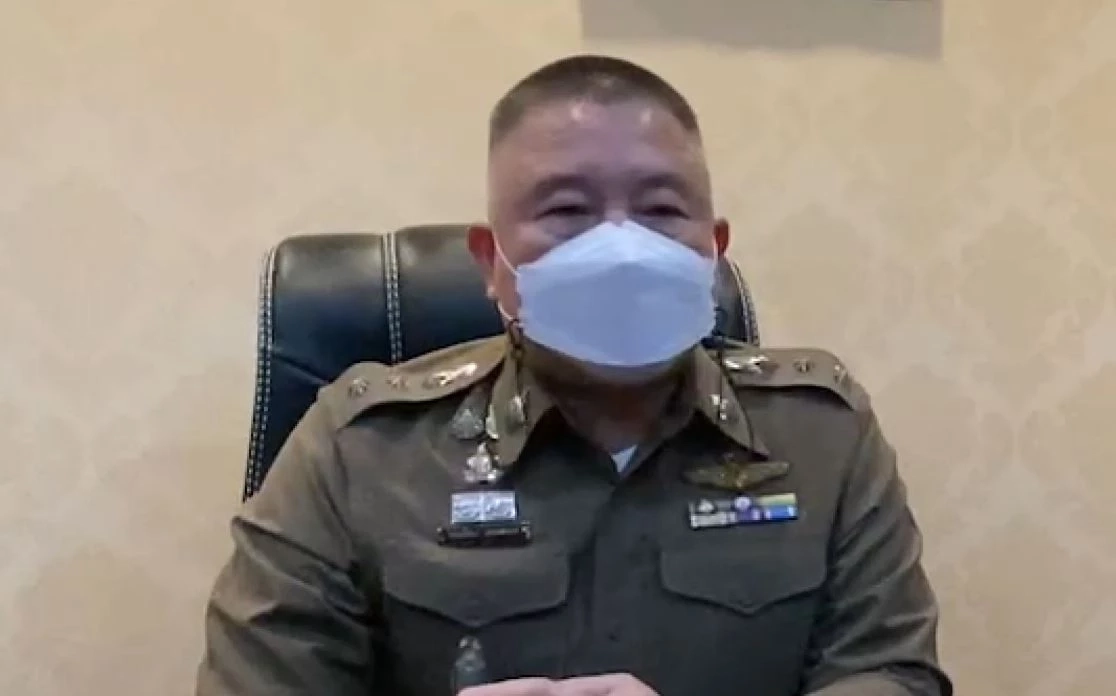 หนุ่มเมาซิ่งฝ่าวงล้อม ชนตำรวจล้มกลิ้ง กลางแยกไฟแดง (มีคลิป)