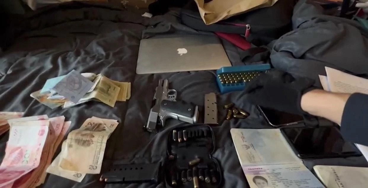 ของกลางที่ได้จากการตรวจค้นห้องของ "เฮียเอี่ยว"