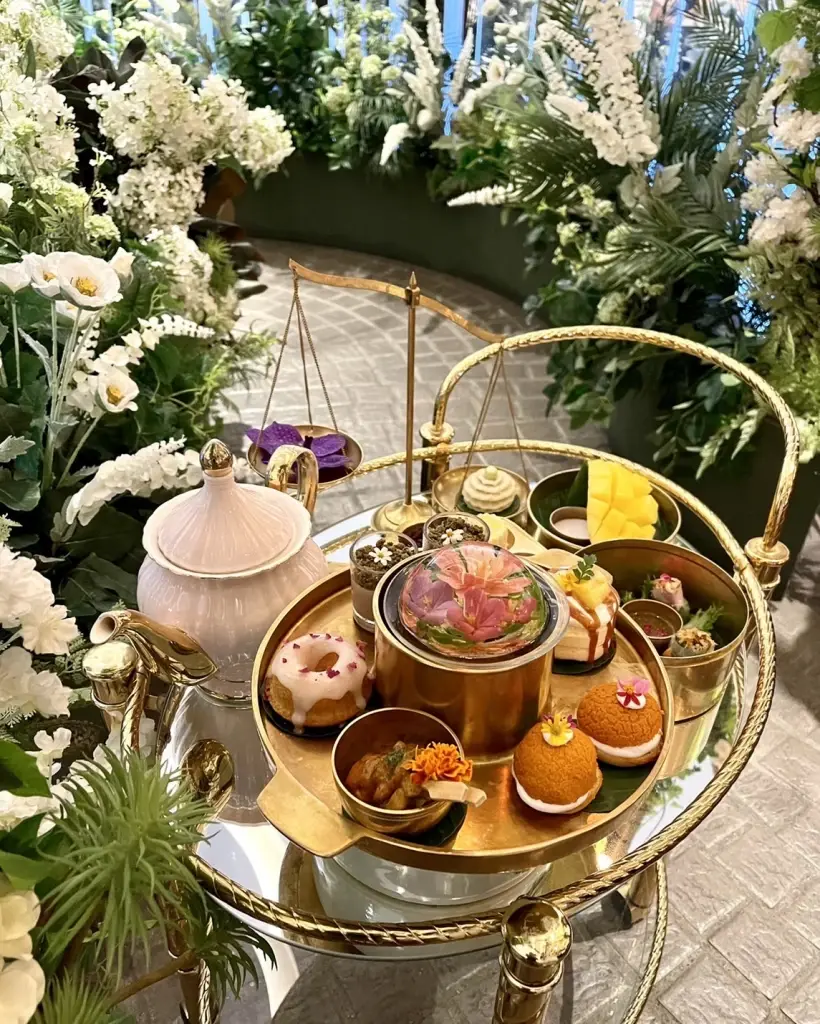 จิบชายามบ่ายในสวนดอกไม้ ใจกลางเมืองที่ Divana Signature Café