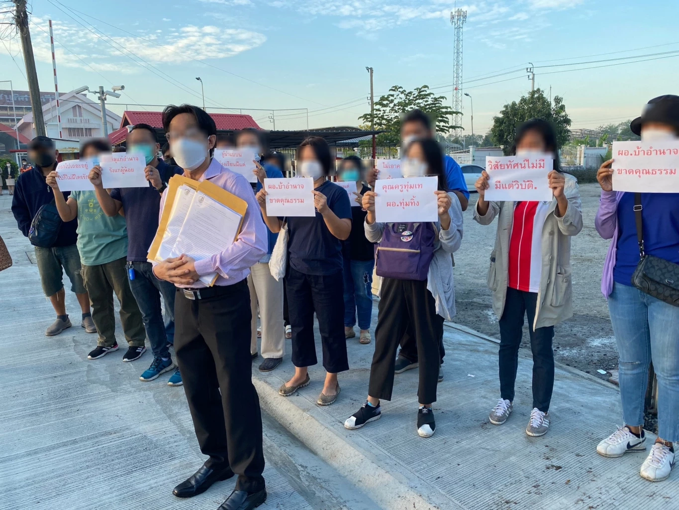 ผู้ปกครอง-ศิษย์เก่า กว่า 50 คน รวมตัวไล่ ผอ. รร.ดัง ย่านนิมิตใหม่