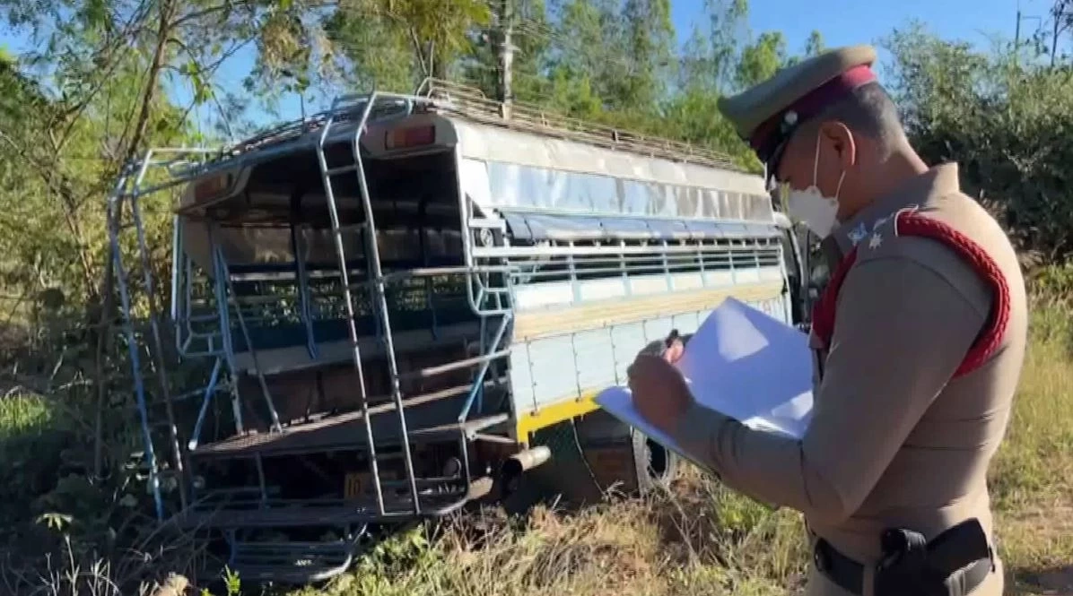 คนขับหลับใน! รถ 6 ล้อ รับส่งนักเรียน เสียหลักพุ่งตกข้างทาง บาดเจ็บกว่า 10 คน