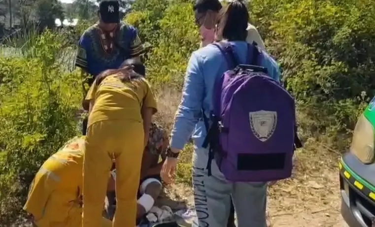 หนุ่มหวังดี จะทำทานก่อนปีใหม่-เอาหยวกกล้วยให้หมูกิน โดนขวิดขาอาการสาหัส