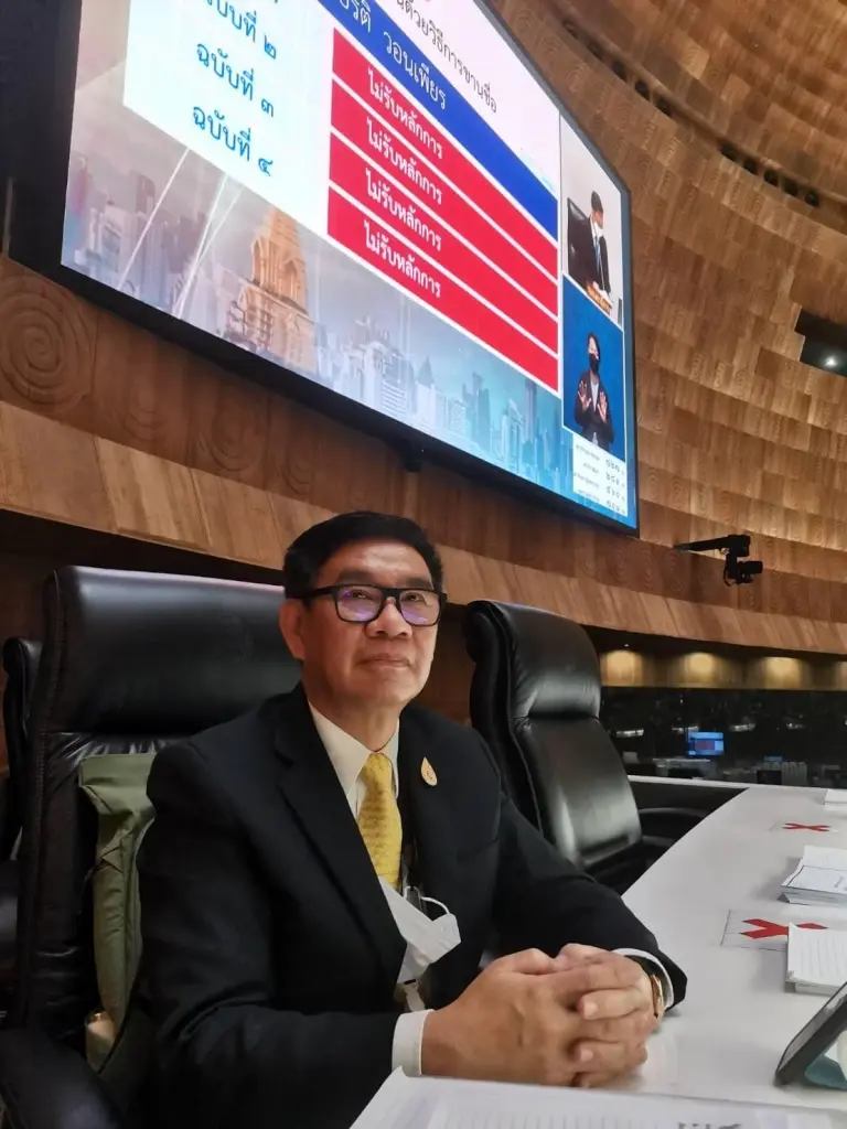 สมชัย ศรีสุทธิยากร  อดีตกรรมการการเลือกตั้ง และสมาชิกพรรคเสรีรวมไทย