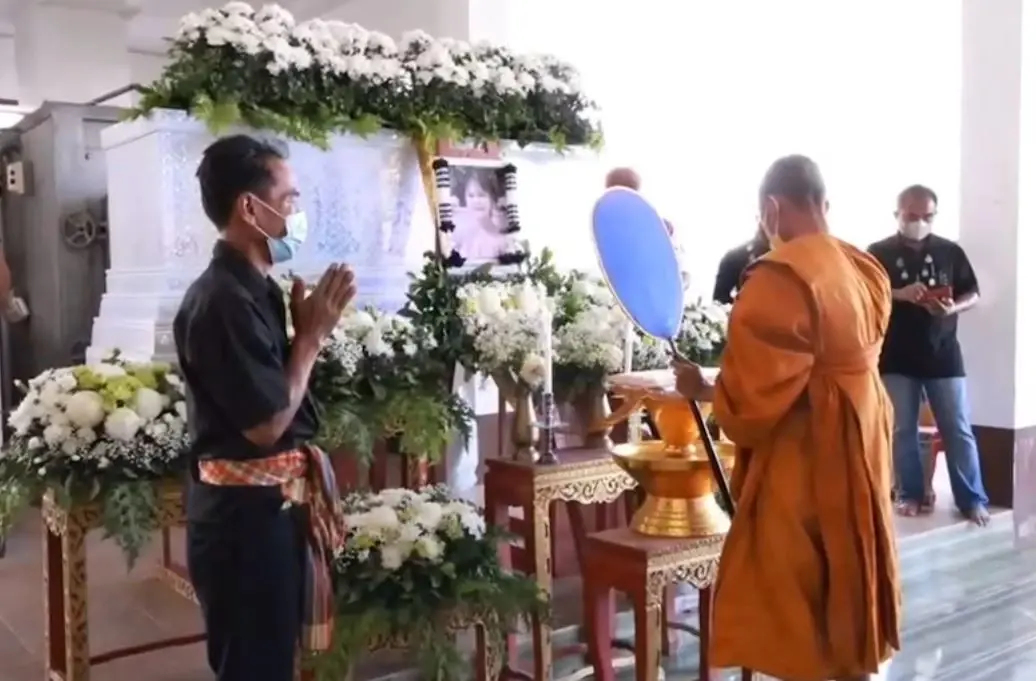 พี่ชายเหยื่อกระบะตีนผี ปรี่ชกหน้าคู่กรณี ตะโกนลั่น ฆ่าน้องสาวผมทำไม (คลิป)