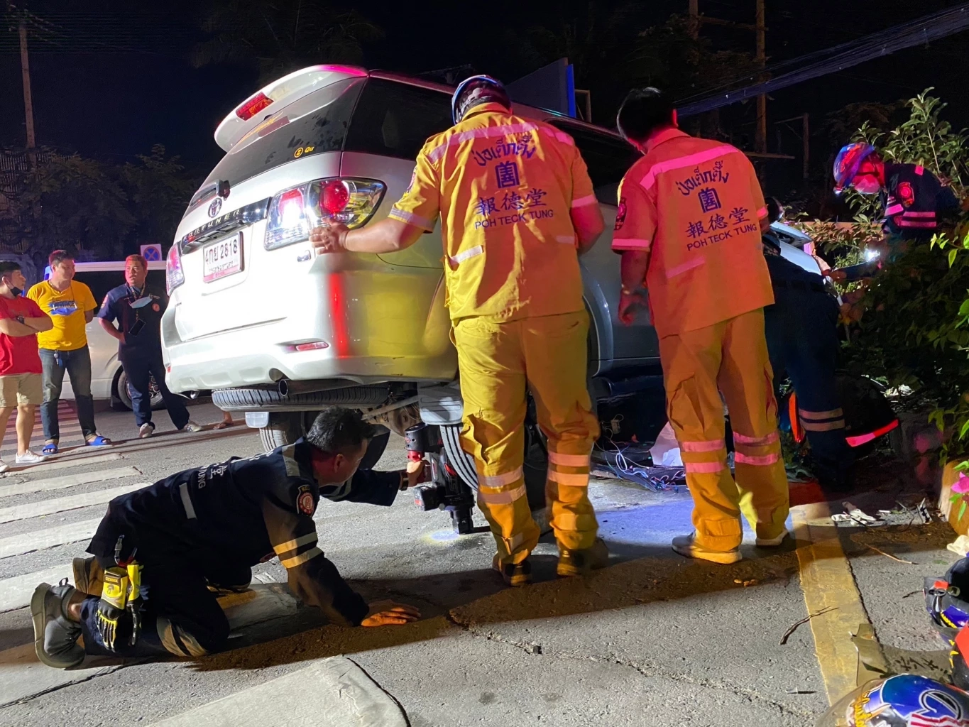 ลุงขี่วินจักรยานยนต์ ฝ่าไฟแดง ถูกรถยนต์ชน อย่างยัง ดับอนาถใต้ท้องรถ