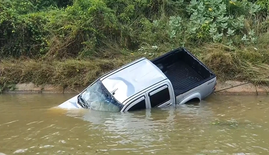 ระทึก ปลัดสาวขับรถพุ่งตกคลองจมมิดทั้งคัน ใช้เหล็กทุบกระจกรอดตายหวุดหวิด