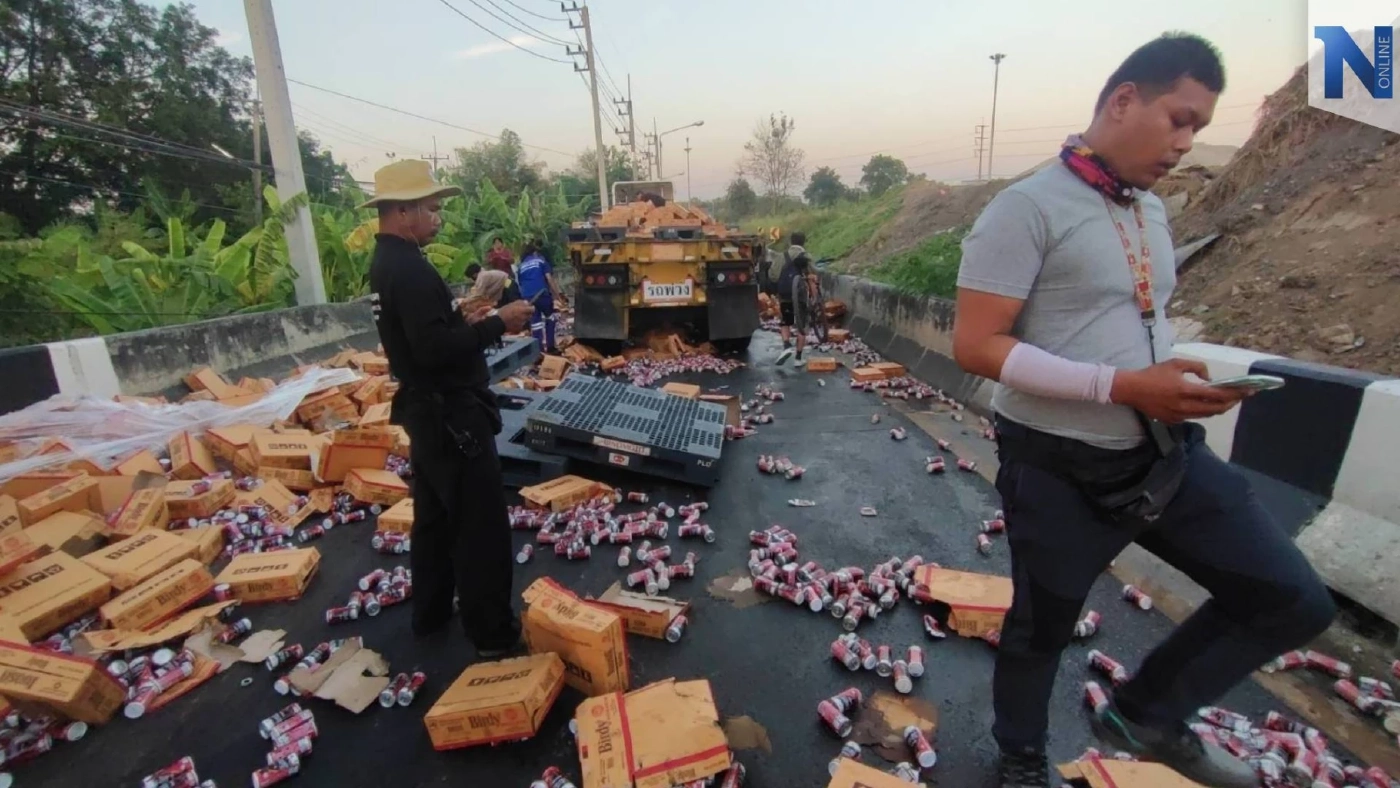 รถบรรทุกเชือกขาด กาแฟกระป๋องเทกระจาดเต็มถนน