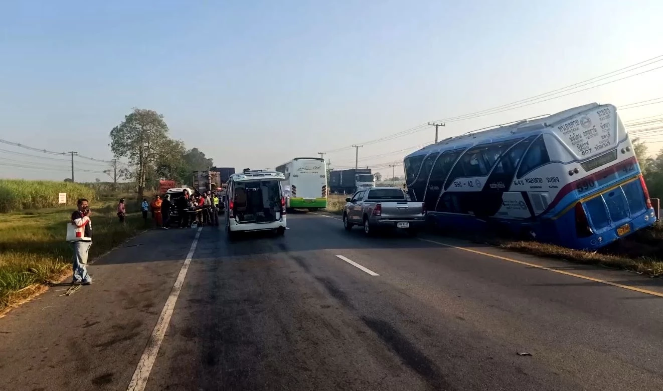 รถทัวร์หนองคาย-ระยอง เสียหลักตกร่องกลาง ผู้โดยสารเจ็บเล็กน้อย 4 ราย