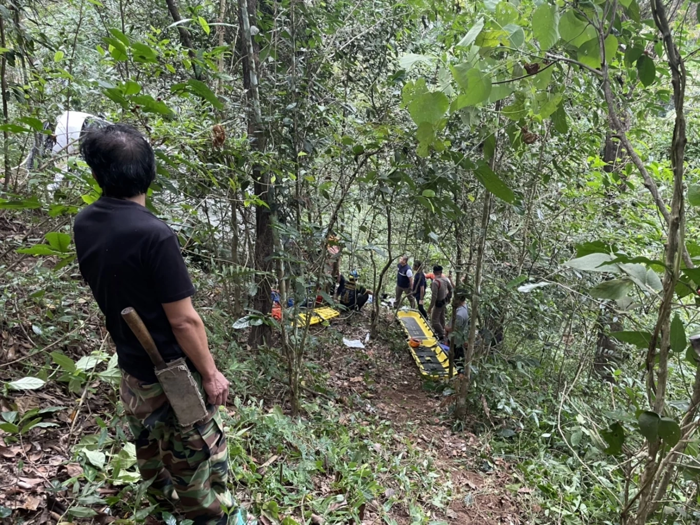 หวิดสลด! รถตู้ นทท. เบรกแตก ตกเหวทางขึ้นแม่กำปอง เจ็บระนาว 8 คน