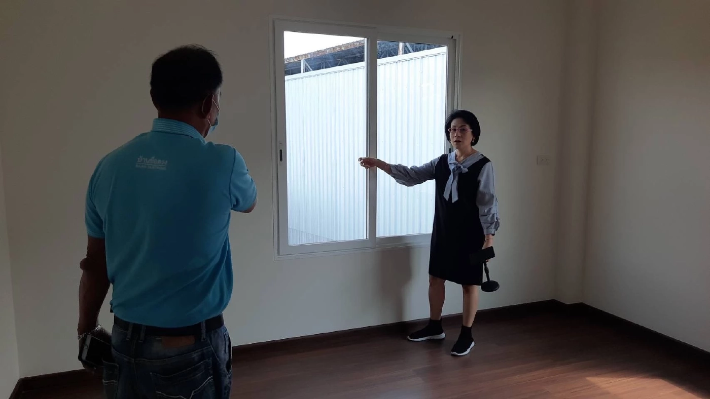 นักธุรกิจสาว ผวา! กระสุนปริศนา ยิงทะลุกระจกหมู่บ้านหรู