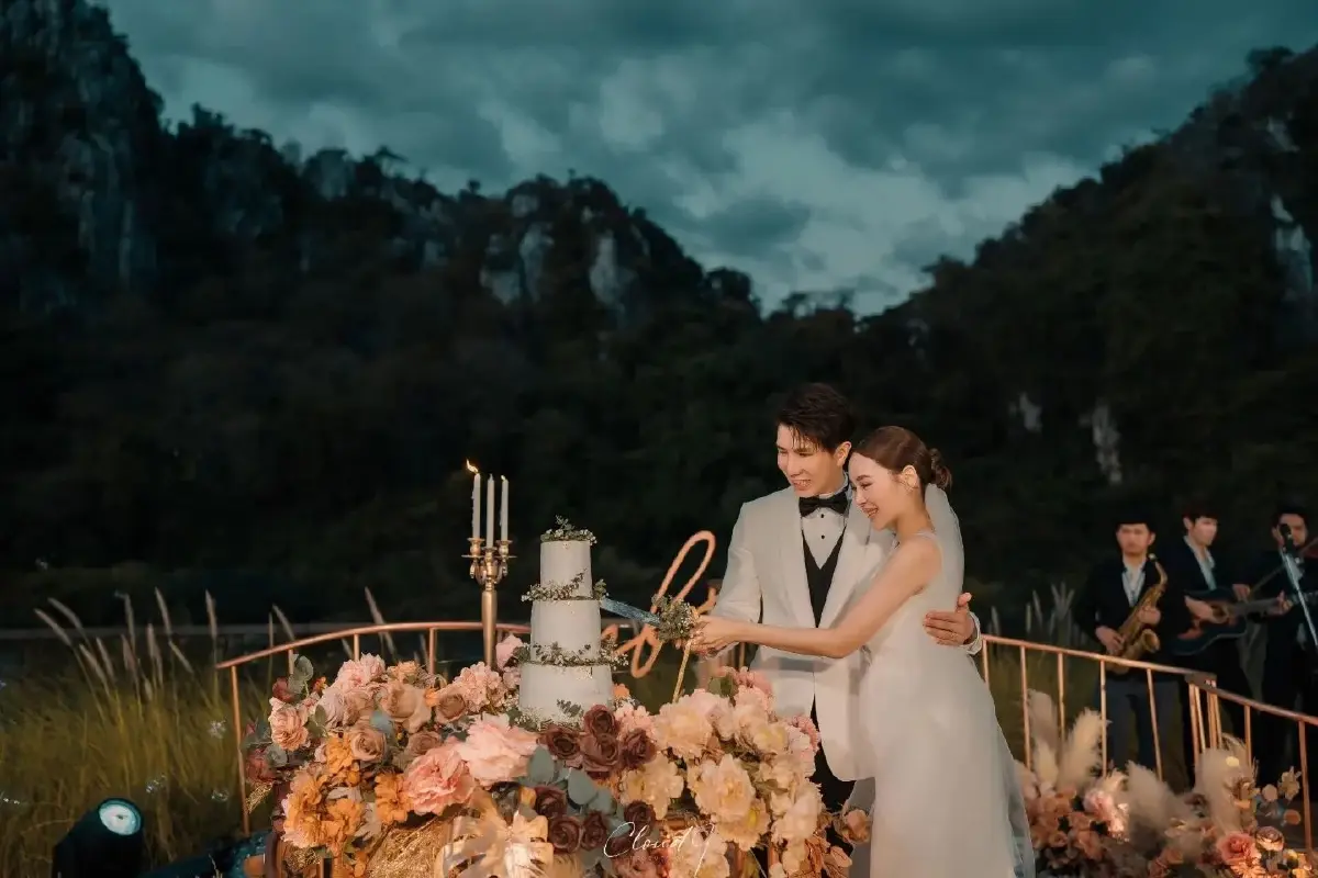เก็บตกภาพบรรยากาศ “โบวี่ อัฐมา” จัดงานแต่งริมเขา คนบันเทิงร่วมยินดี