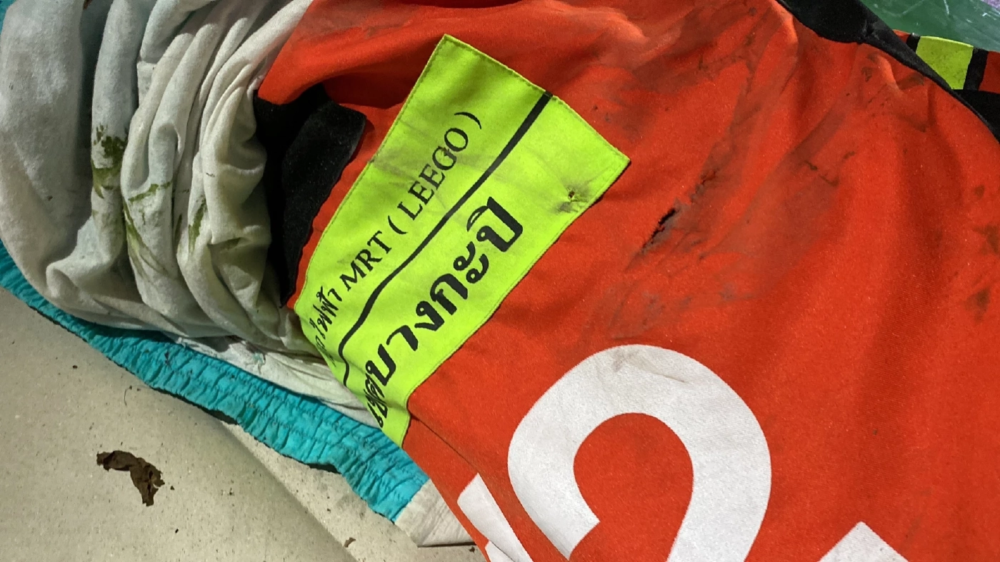 ลุงขี่วินจักรยานยนต์ ฝ่าไฟแดง ถูกรถยนต์ชน อย่างยัง ดับอนาถใต้ท้องรถ