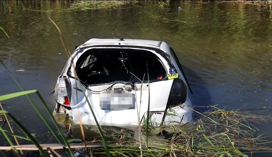 สลด! หนุ่มโรงงานขับเก๋งกลับบ้าน ถูกชนท้ายรถเสียหลักพุ่งตกลงบ่อน้ำดับคารถ