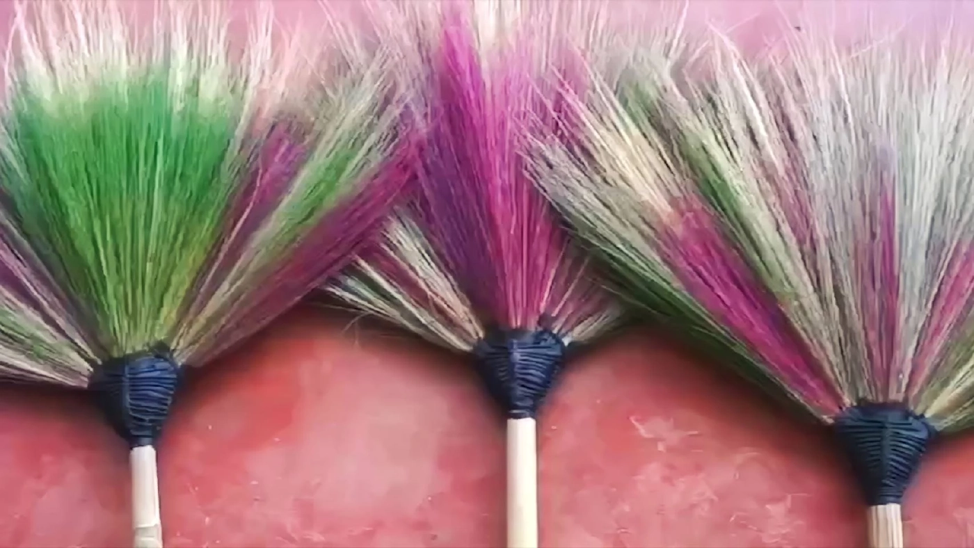 หญิงไอเดียดี เปลี่ยนไม้กวาดธรรมดาเป็น “ไม้กวาดแฟนซี” ดึงดูดลูกค้า