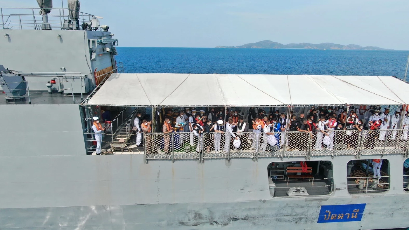 ทร.นำอัฐิ 3 วีรชน "เรือหลวงสุโขทัย" ทำพิธีลอยอังคาร ส่งดวงวิญญาณ