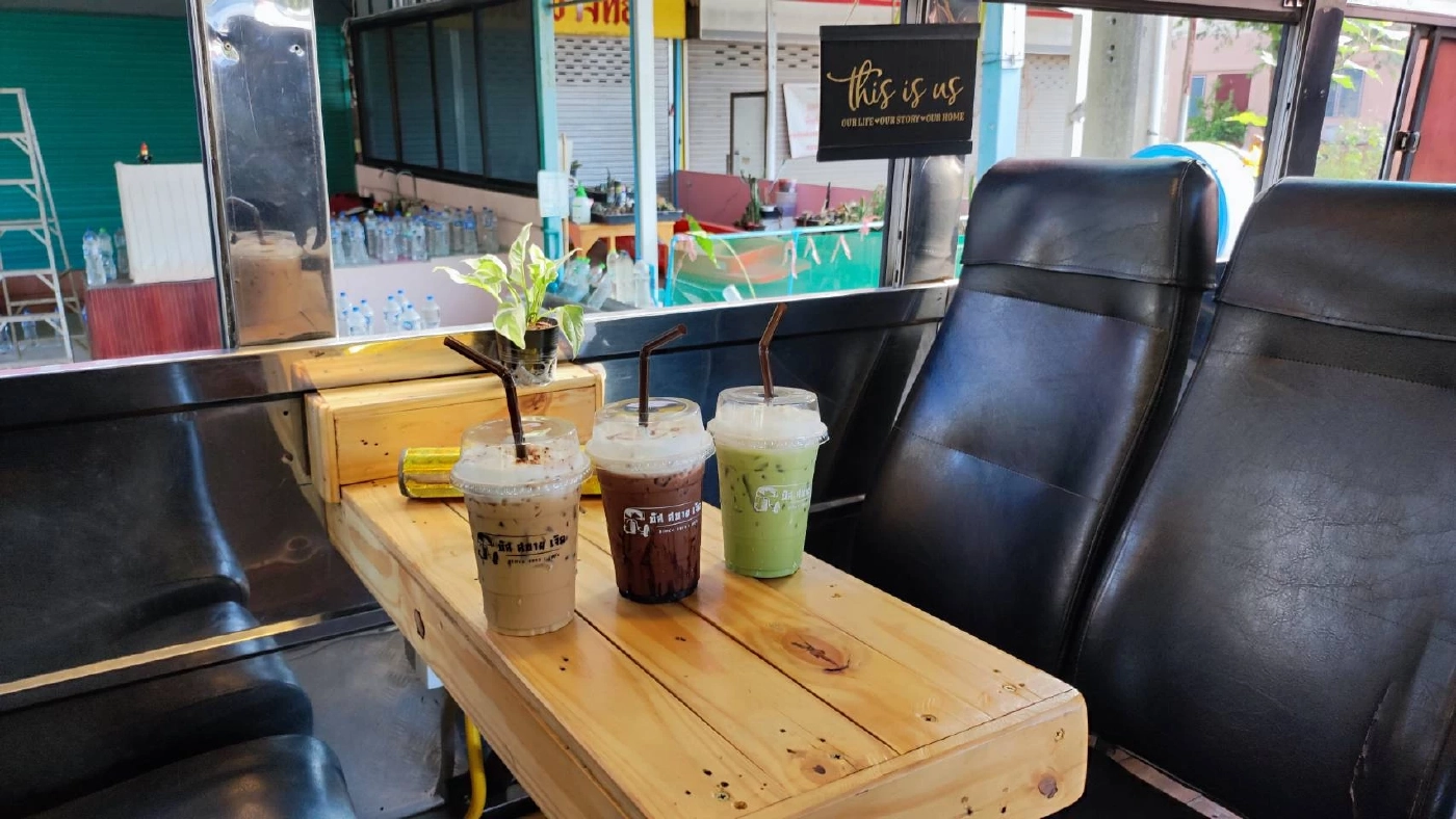 คาเฟ่รถเมล์เก่า ย้อนอดีต ลิ้มรสกาแฟดัง อ.สามโคก ต้องไปลอง(โหน)สักครั้ง