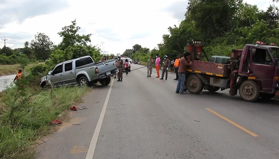 ระทึก ปลัดสาวขับรถพุ่งตกคลองจมมิดทั้งคัน ใช้เหล็กทุบกระจกรอดตายหวุดหวิด