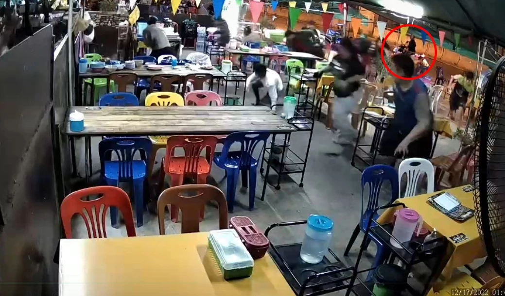 ลูกค้าแตกกระเจิง หนุ่มหัวร้อนยิงปืนขู่