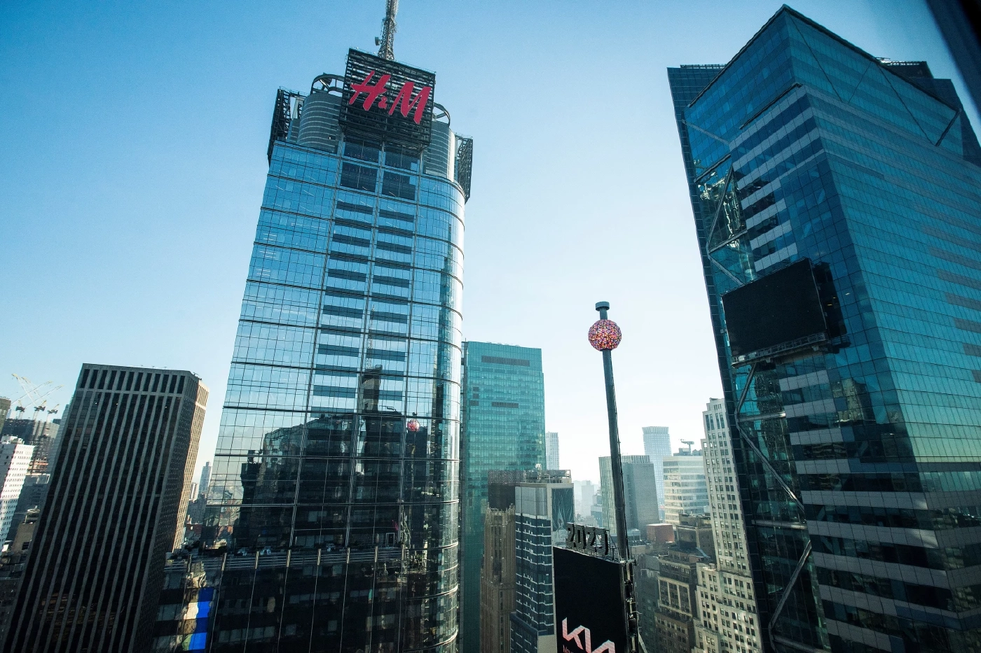 ไทม์สแควร์ติดตั้งลูกบอลไฟฟ้ายักษ์เตรียมฉลองปีใหม่