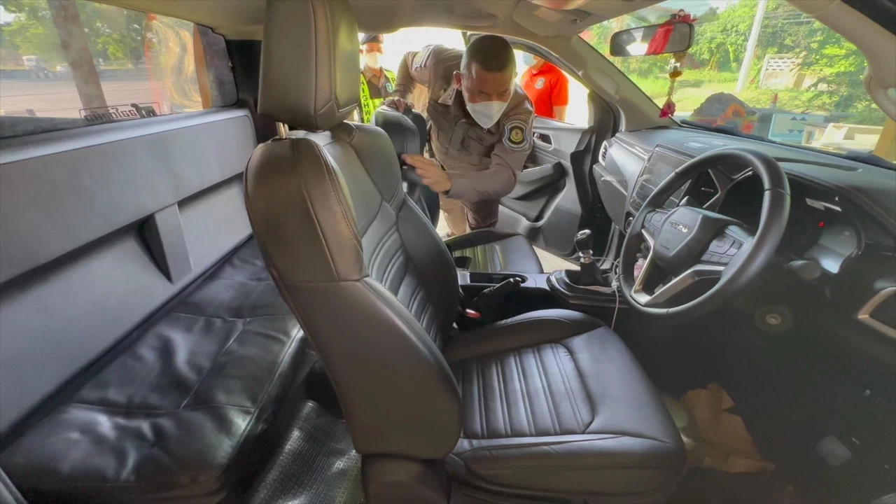 สุดระทึก! เปิดคลิป ตำรวจทางหลวง ไล่ล่ากระบะแต่งซิ่ง ขนแรงงานต่างด้าว