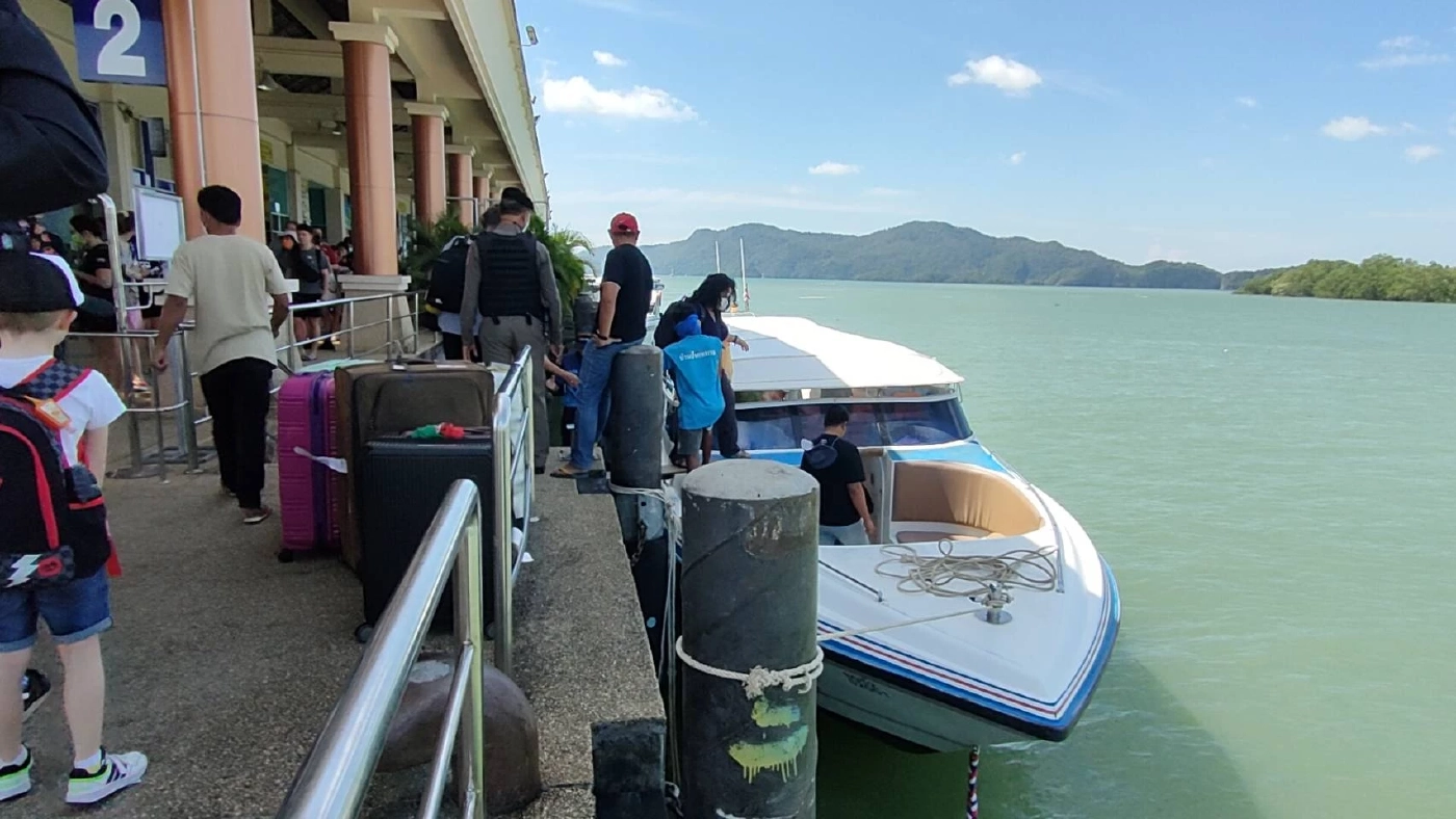 คึกคัก! นทท. ทั้งชาวไทยและต่างชาตินับพัน ลงเกาะหลีเป๊ะ Countdown ปีใหม่