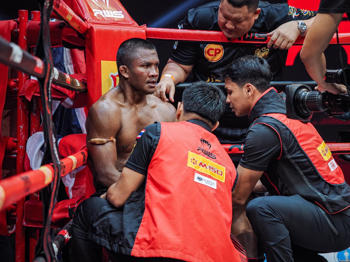 มวยคู่หยุดโลก “บัวขาว” ปะทะ “เยฟิเมนโก้” ซัดเต็มที่ครบ 3 ยก กินกันไม่ลง