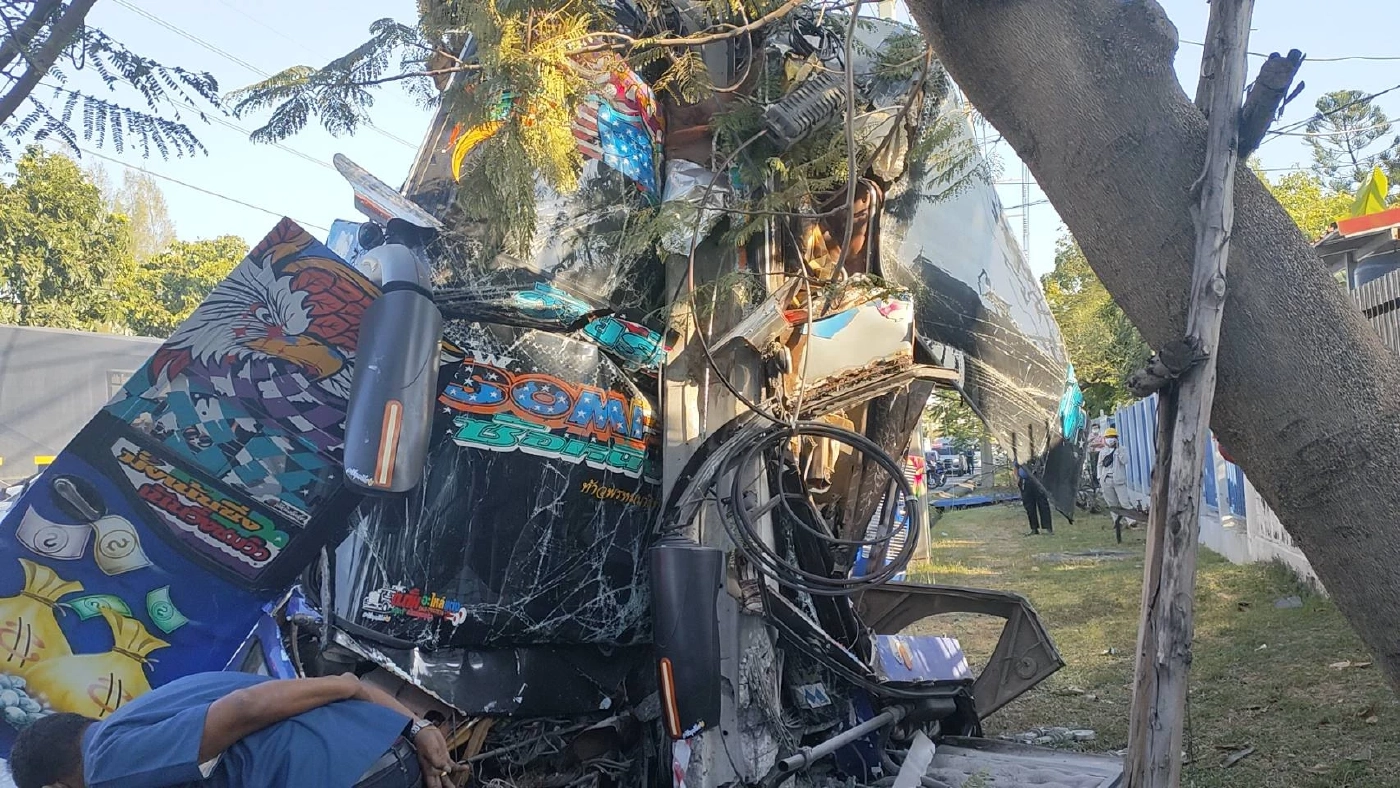 สยองรับปีใหม่ รถบัสรับส่งพนักงาน ซิ่งแข่งเสียหลักชนเสาไฟฟ้า เจ็บระนาว