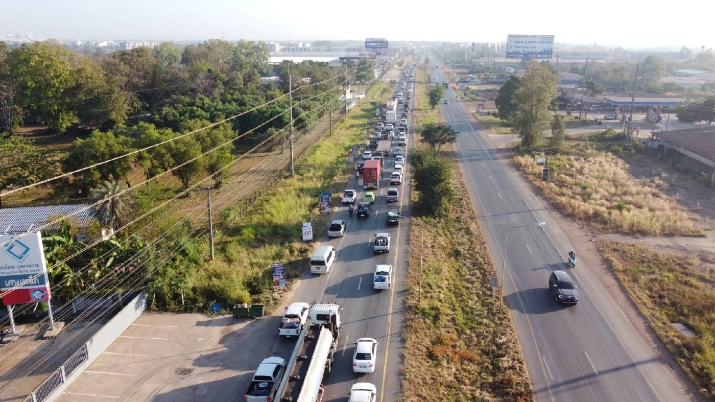 ถนนสาย 304 หนาแน่น ปชช. เดินทางกลับภูมิลำเนา รถติดสะสม 5 กม.