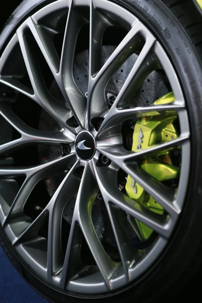 สัมผัสสมรรถนะแบบเอ็กซ์คลูซีฟ  McLaren Artura Plug-In Hybrid