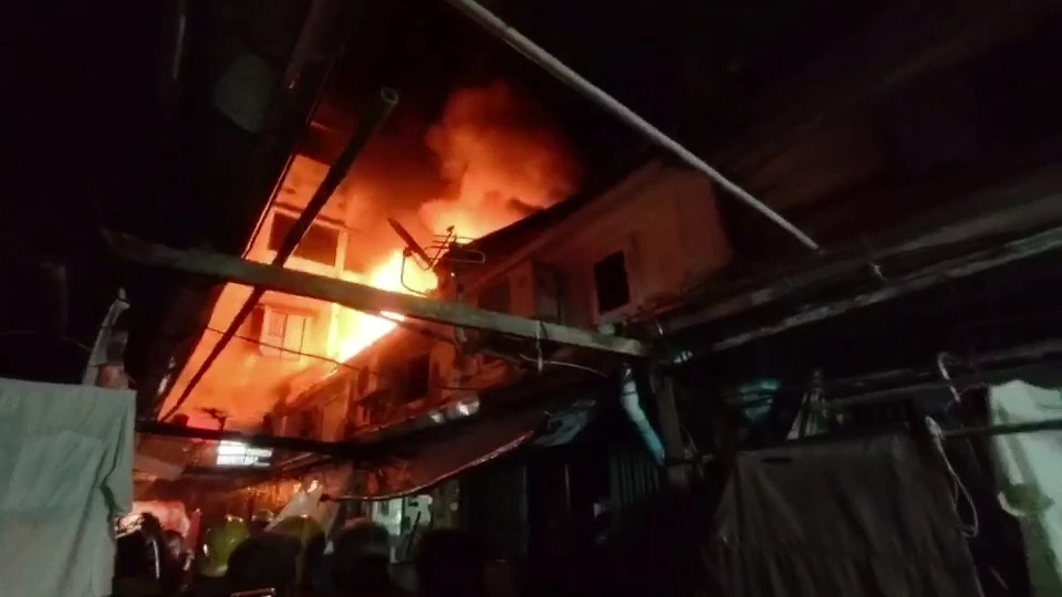 ระทึก! ไฟไหม้ชุมชนวานิชสัมพันธ์กลางดึก เพลิงเผาบ้านเก่าอายุเกือบ 100 ปีวอด