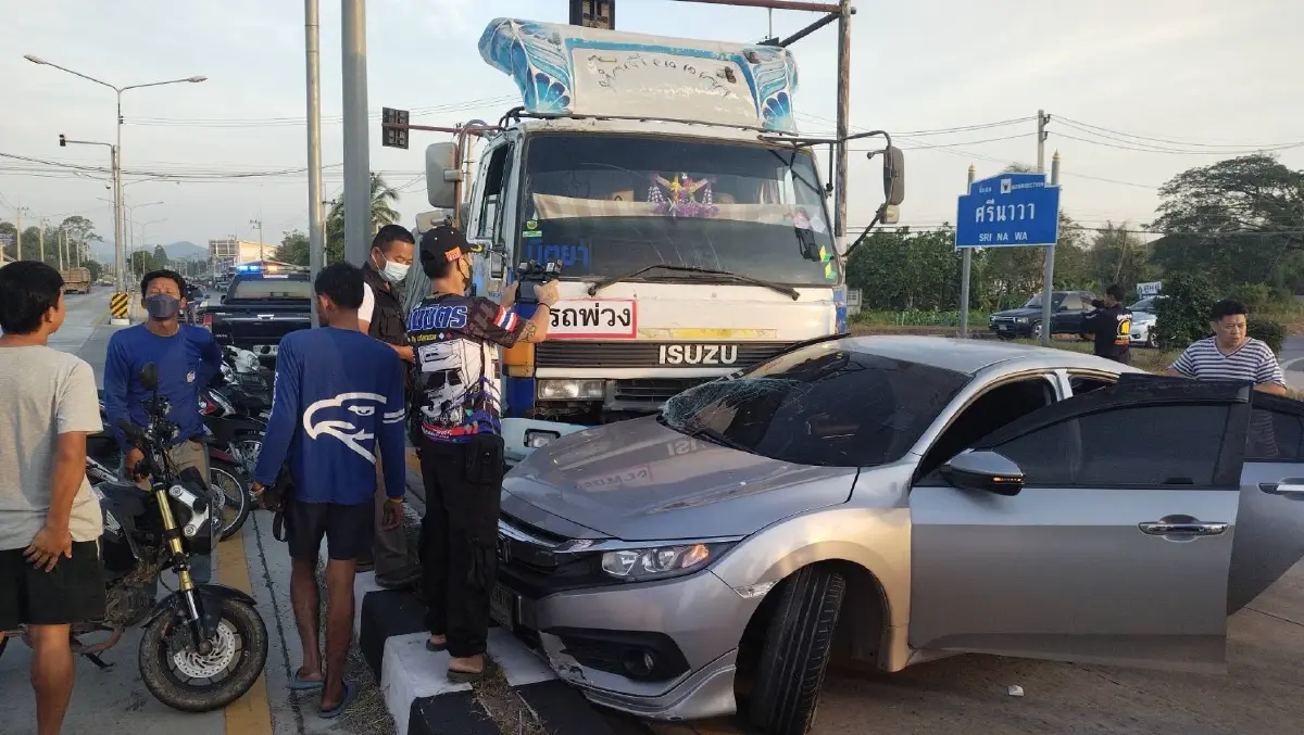 "พ่วง 22 ล้อ" ซิ่งฝ่าไฟแดงขยี้เก๋งฮอนด้า คาสี่แยก เจ็บ 1 ราย