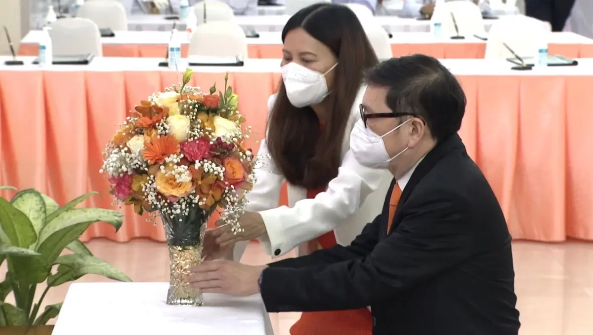 ห้างแว่นท็อปเจริญ นำผู้บริหารและพนักงาน ถวายแจกันดอกไม้หน้าพระฉายาลักษณ์ สมเด็จพระเจ้าลูกเธอ เจ้าฟ้าพัชรกิติยาภา นเรนทิราเทพวดี กรมหลวงราชสาริณีสิริพัชร มหาวัชรราชธิดา