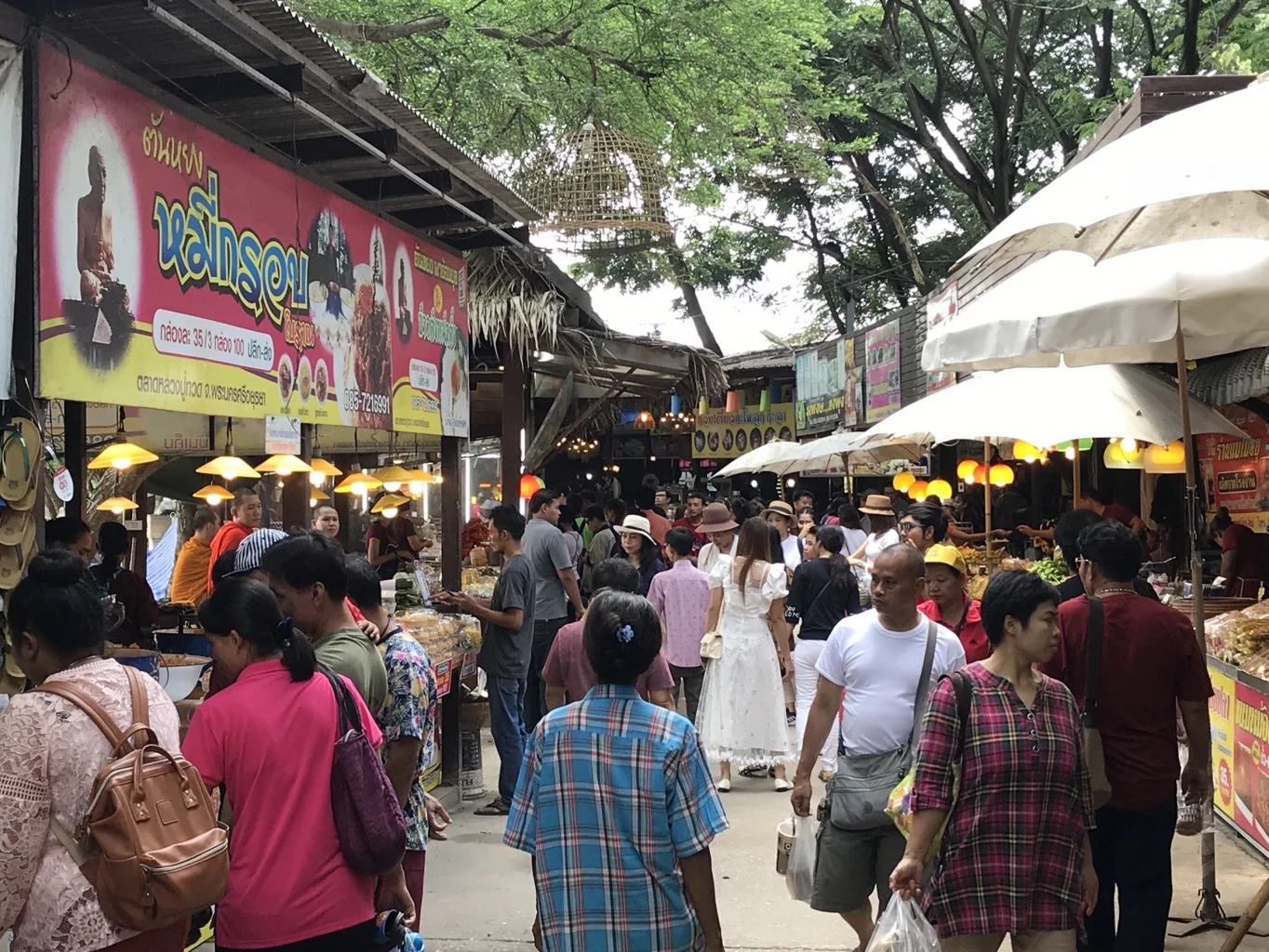 กรมการค้าภายในพาท่อง”ตลาดต้องชม”ริมถ.พหลโยธิน กระตุ้นใช้จ่ายปีใหม่