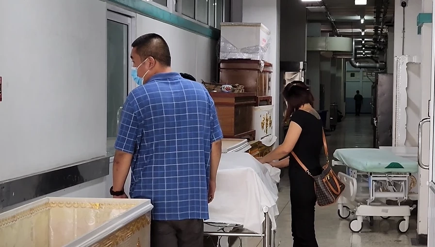 เขยชวนแม่ยายล้อมวงดื่มรับลมหนาว เกิดเขม่นโจ๋ เข้าช่วยแม่ยายถูกแทงดับ