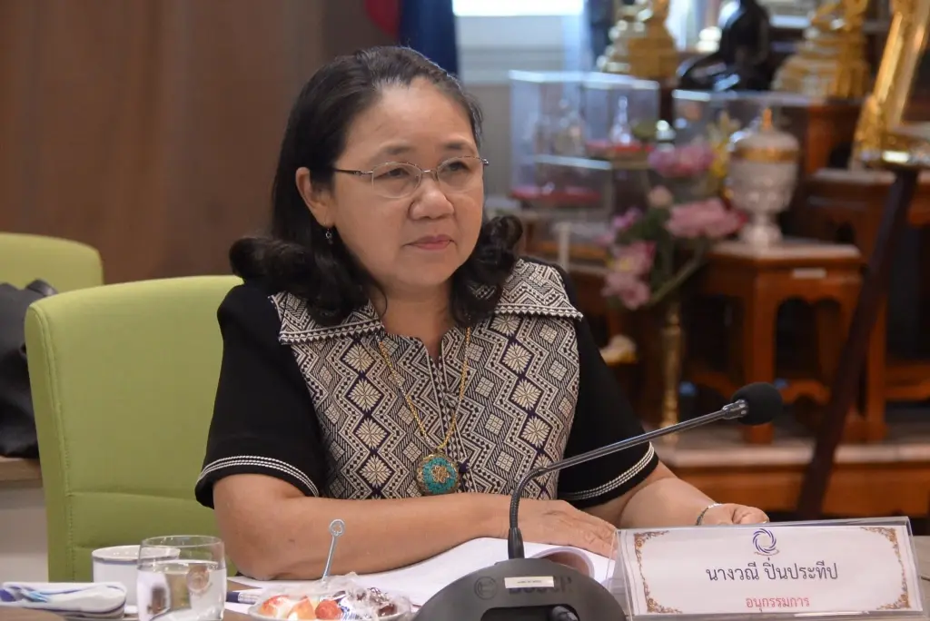 วณี ปิ่นประทีป  ข้าราชการบำนาญกระทรวงสาธารณสุข เคยช่วยทำหน้าที่เลขานุการให้กับคณะกรรมการปฏิรูปประเทศ